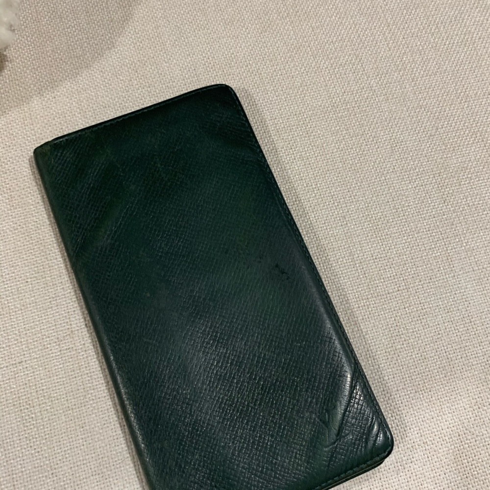 Authentic Louis Vuitton Epi Billfold wallet